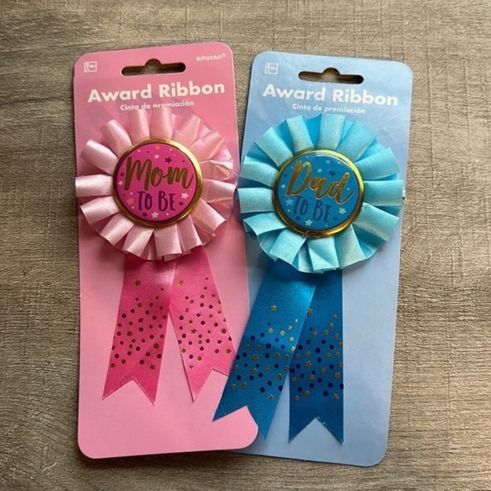 BRAND NEW WITH TAGS “Mom to be” and “Dad to be” pins. Perfect for baby shower.